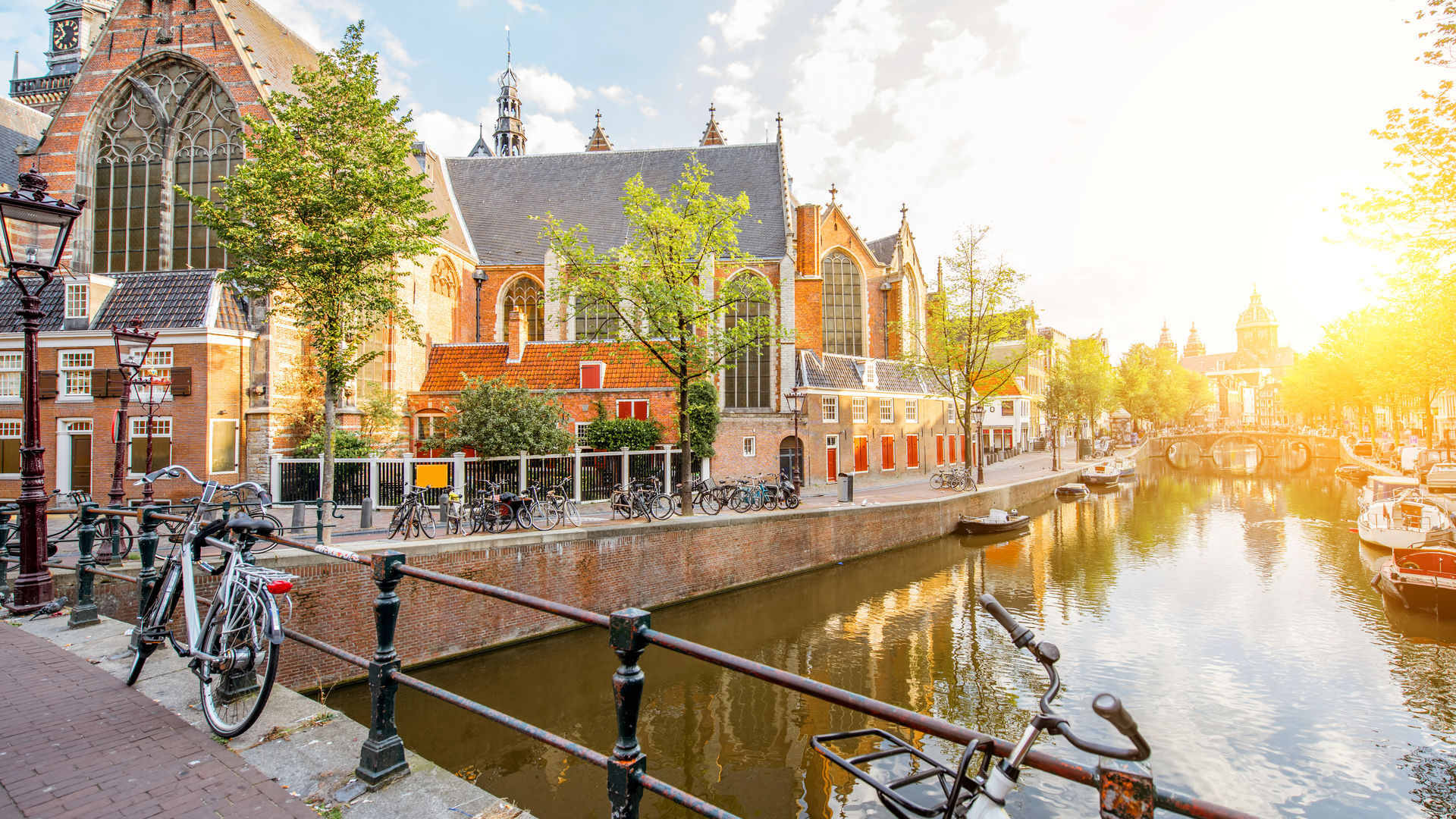 Vista encantadora dos canais de Amesterdão ao amanhecer