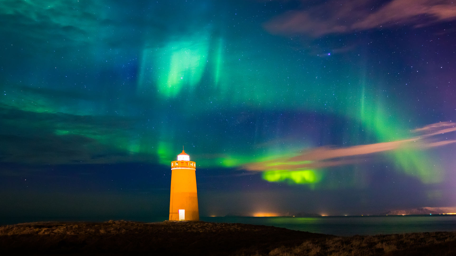 Aurora Boreal sobre o farol de Reykjanes, Islândia