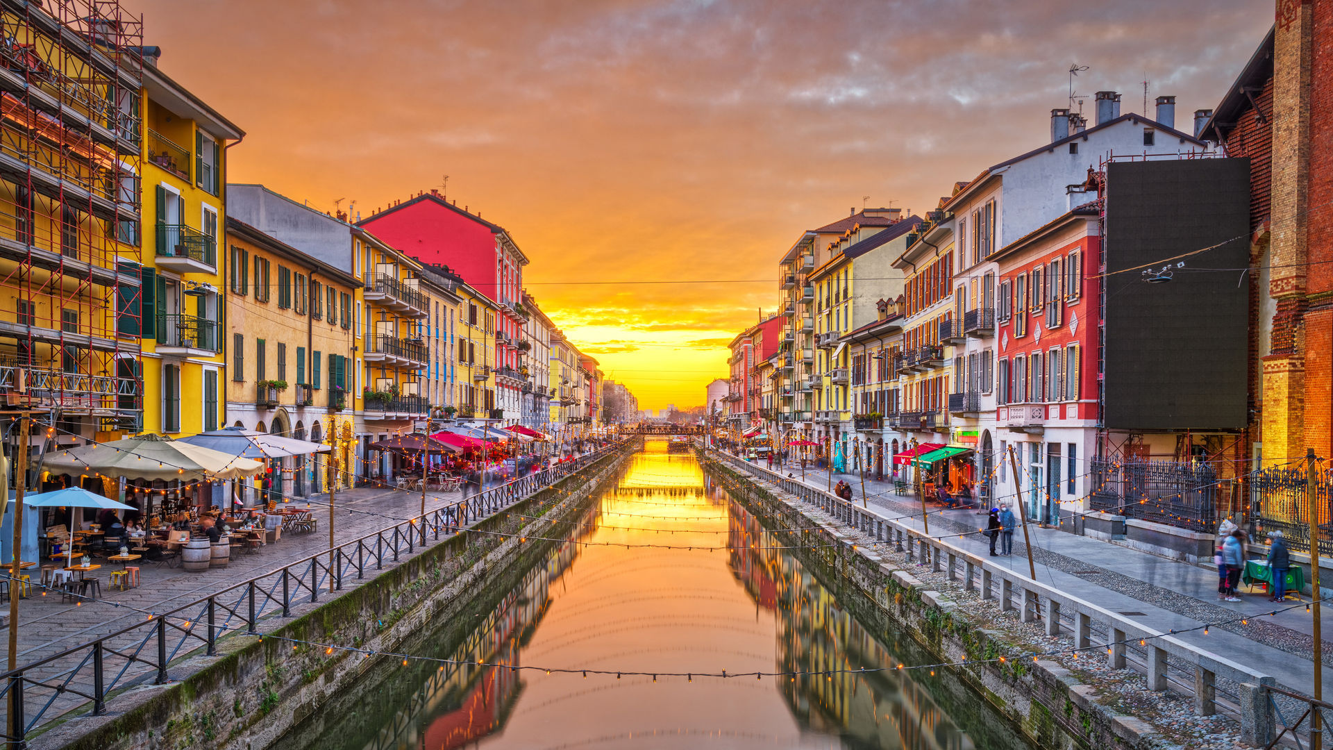 O canal Navigli ao entardecer em Milão