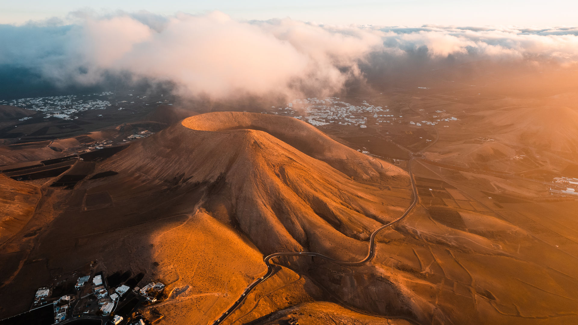 Paisagem vulcânica de Lanzarote ao amanhecer