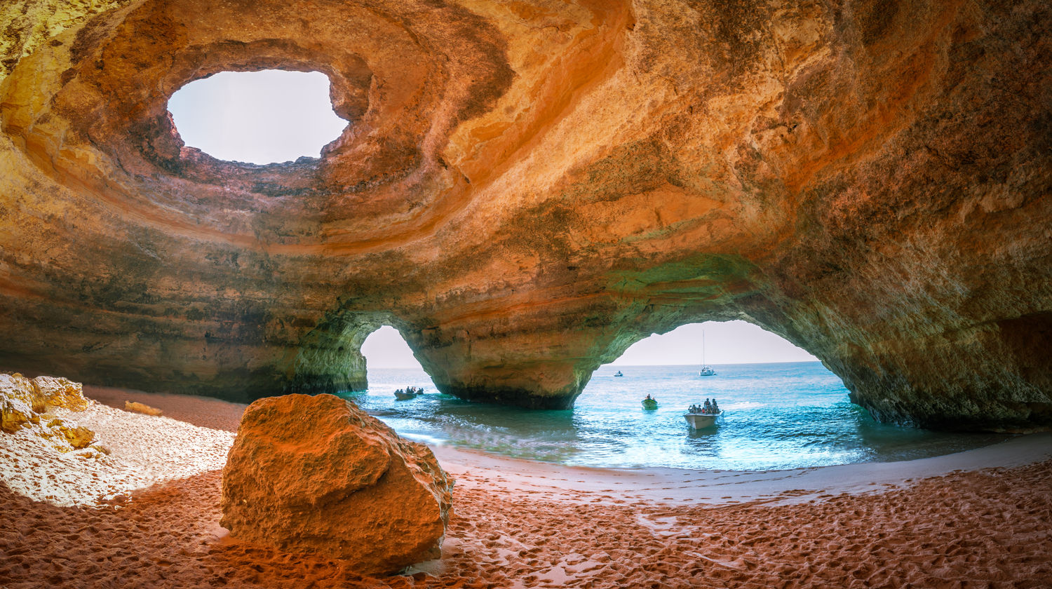 <p><strong>Boat Tour: Dolphin Watching &amp; Benagil Caves with Hotel Pick-up (Included)</strong></p>