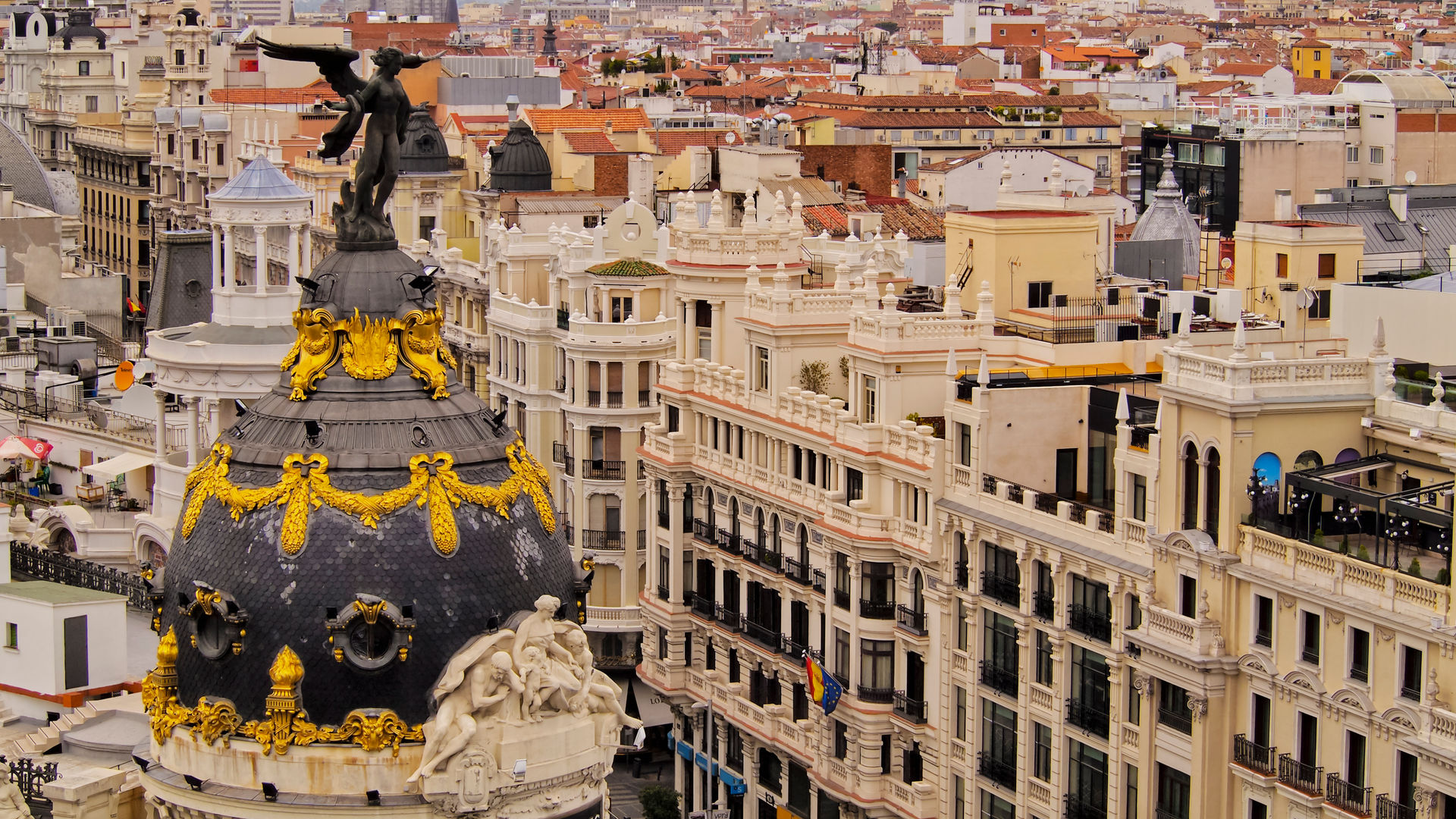 Metropolis Building at Gran Vía, Madrid, Spain