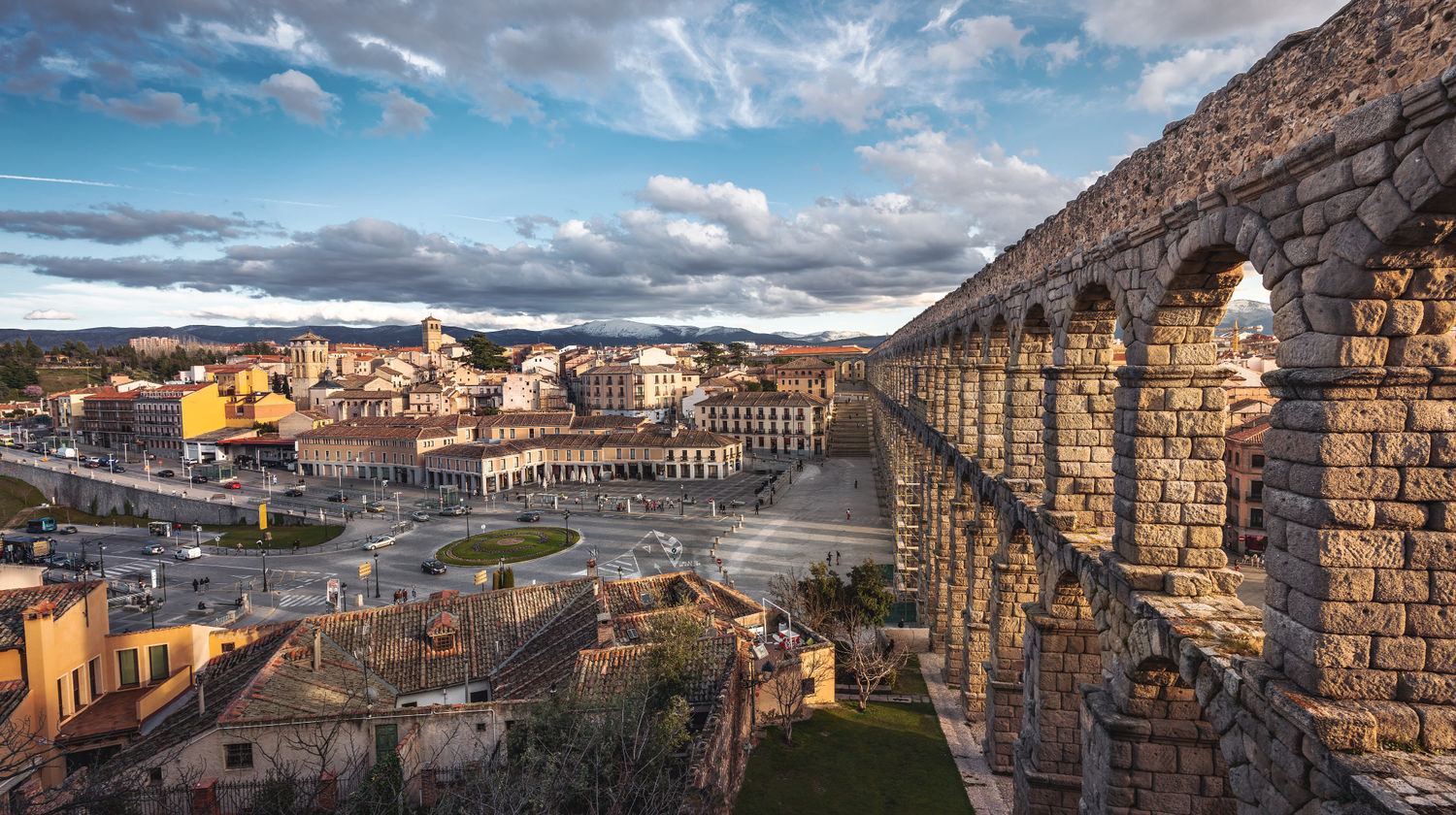 View of Roman aqueduct and Plaza Oriental Square - Segóvia, Spain