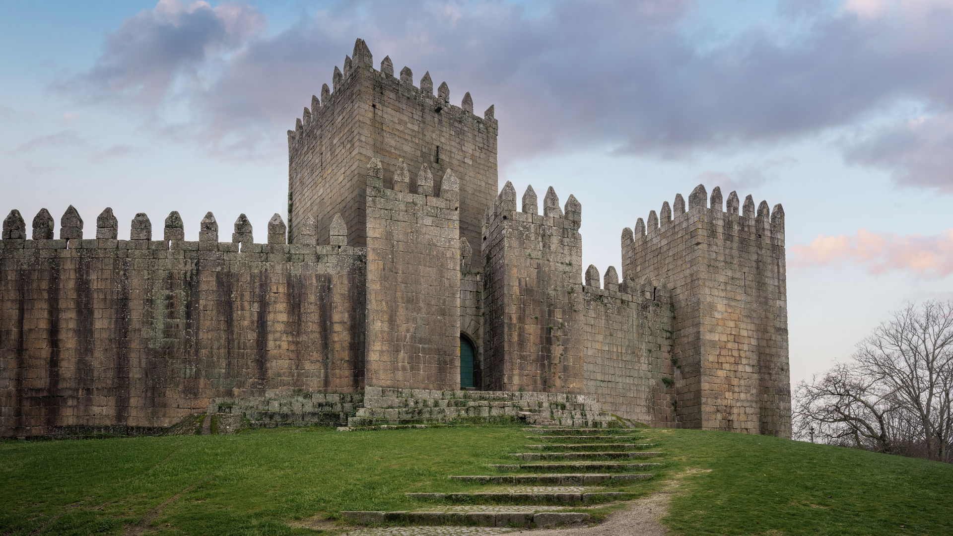 Castle of Guimarães, Guimarães (55 km / 34 mi, 1h)