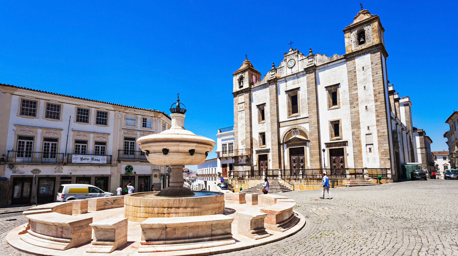 Giraldo Square, Évora