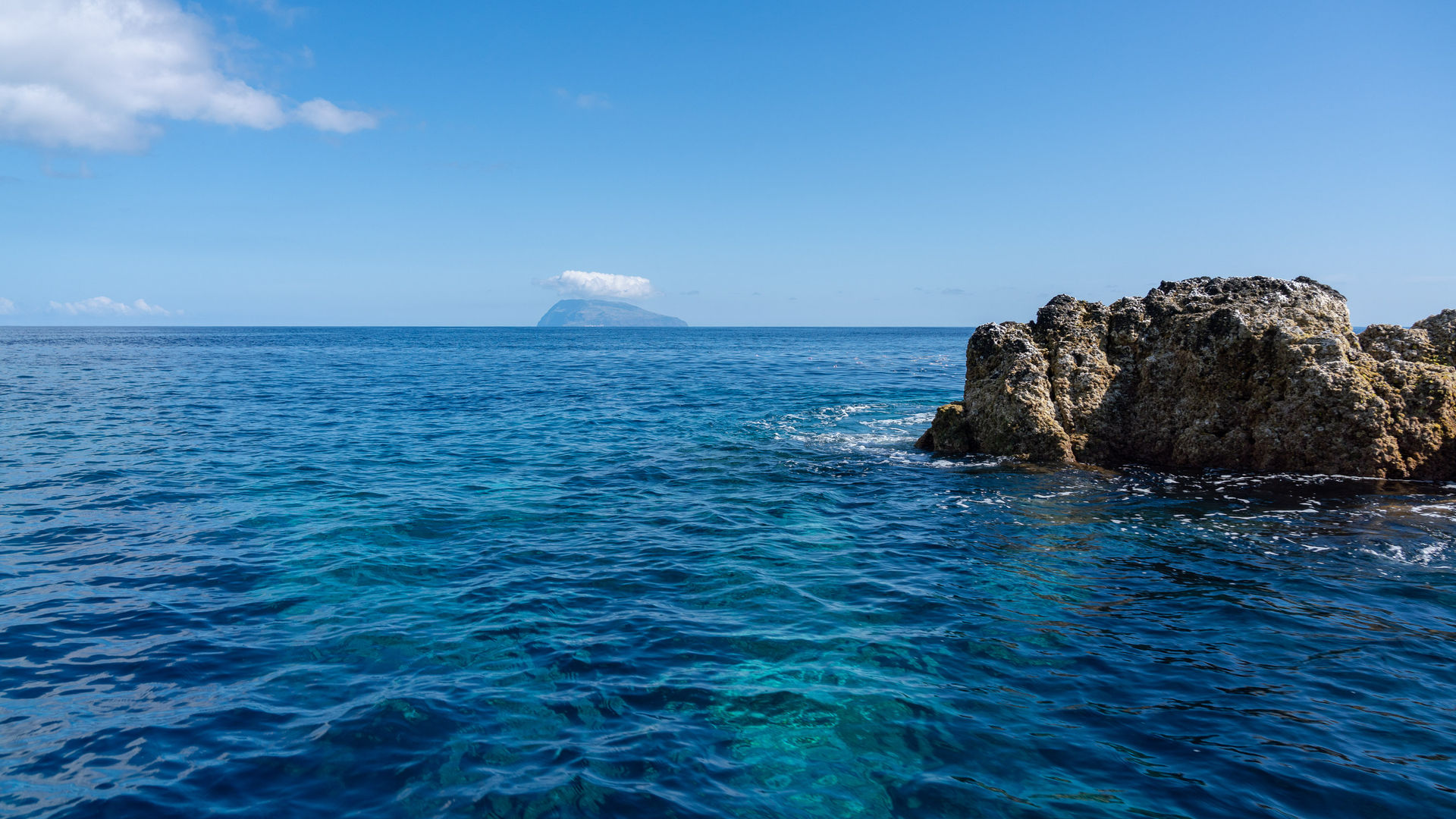 Ilha do Corvo vista da Ilha das Flores