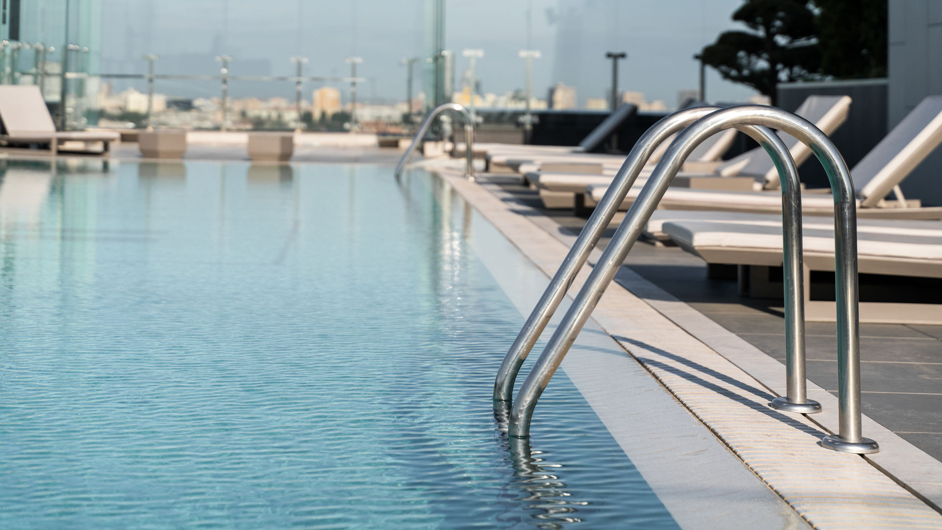 Relaxe na Piscina do seu Hotel 5 Estrelas