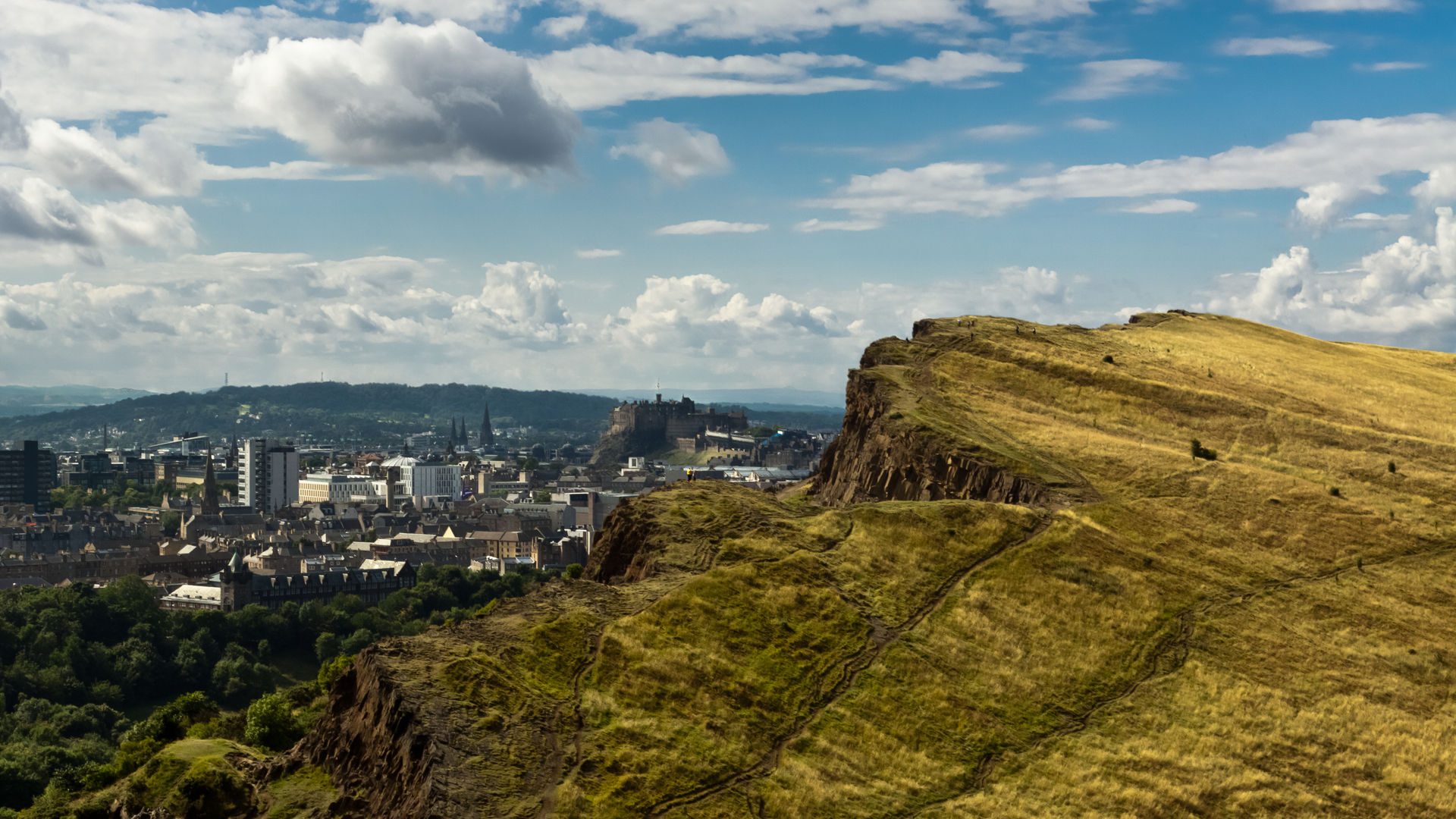 Arthur's Seat (Assento de Artur), o pico principal de um grupo de colinas localizado no Holyrood Park, Edimburgo
