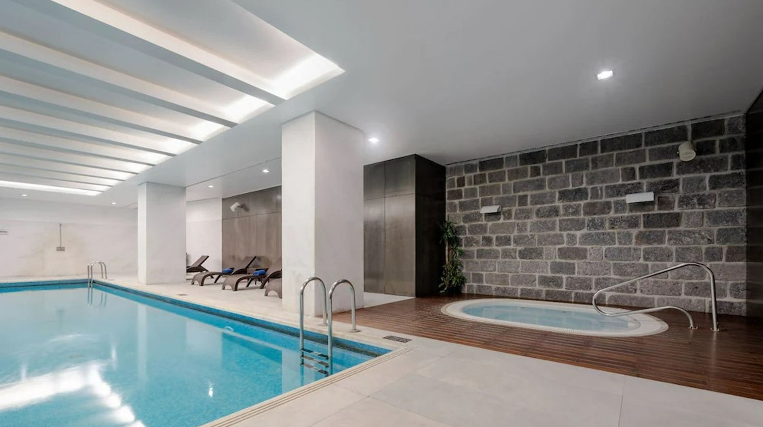 Piscina Interior e Jacuzzi