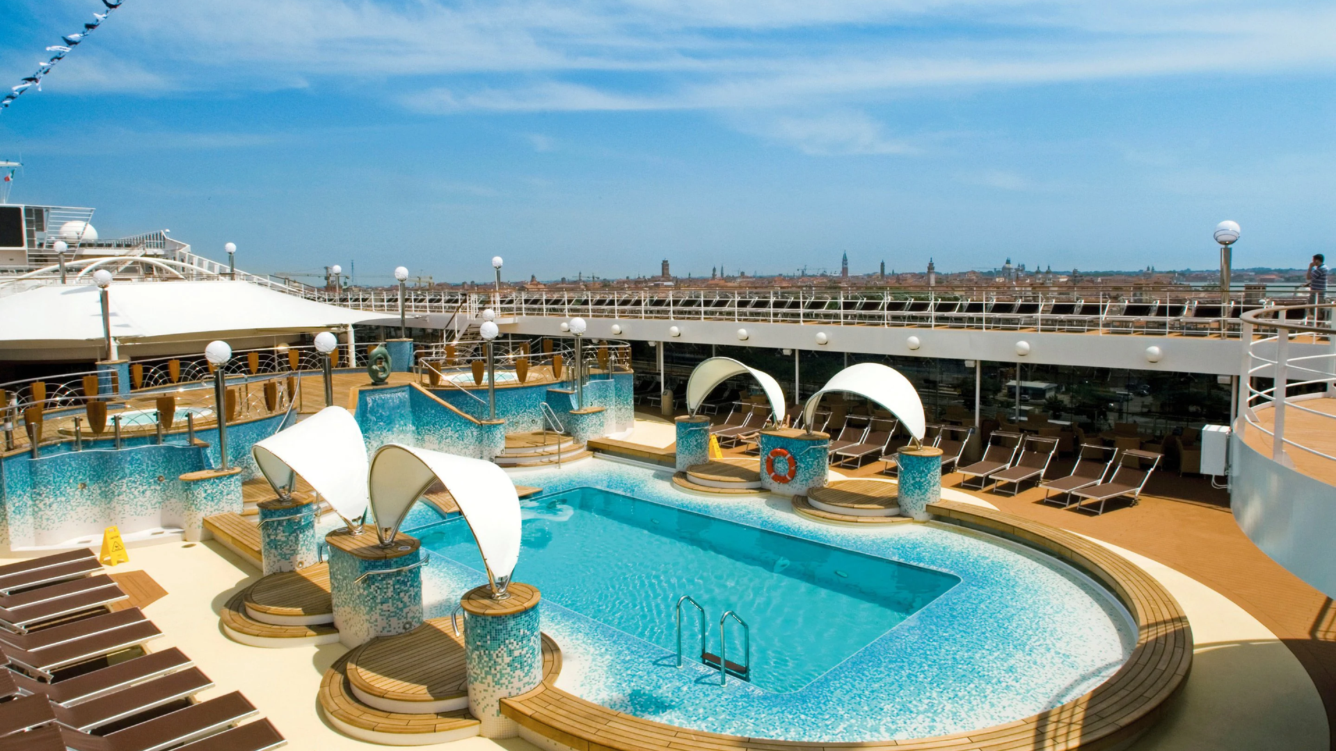 ©Piscina Exterior, MSC Musica