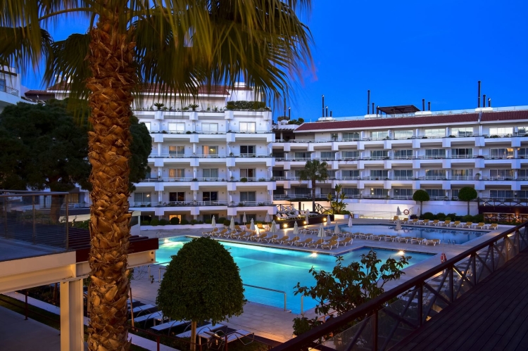 Piscina exterior do Aqualuz Lagos Hotel