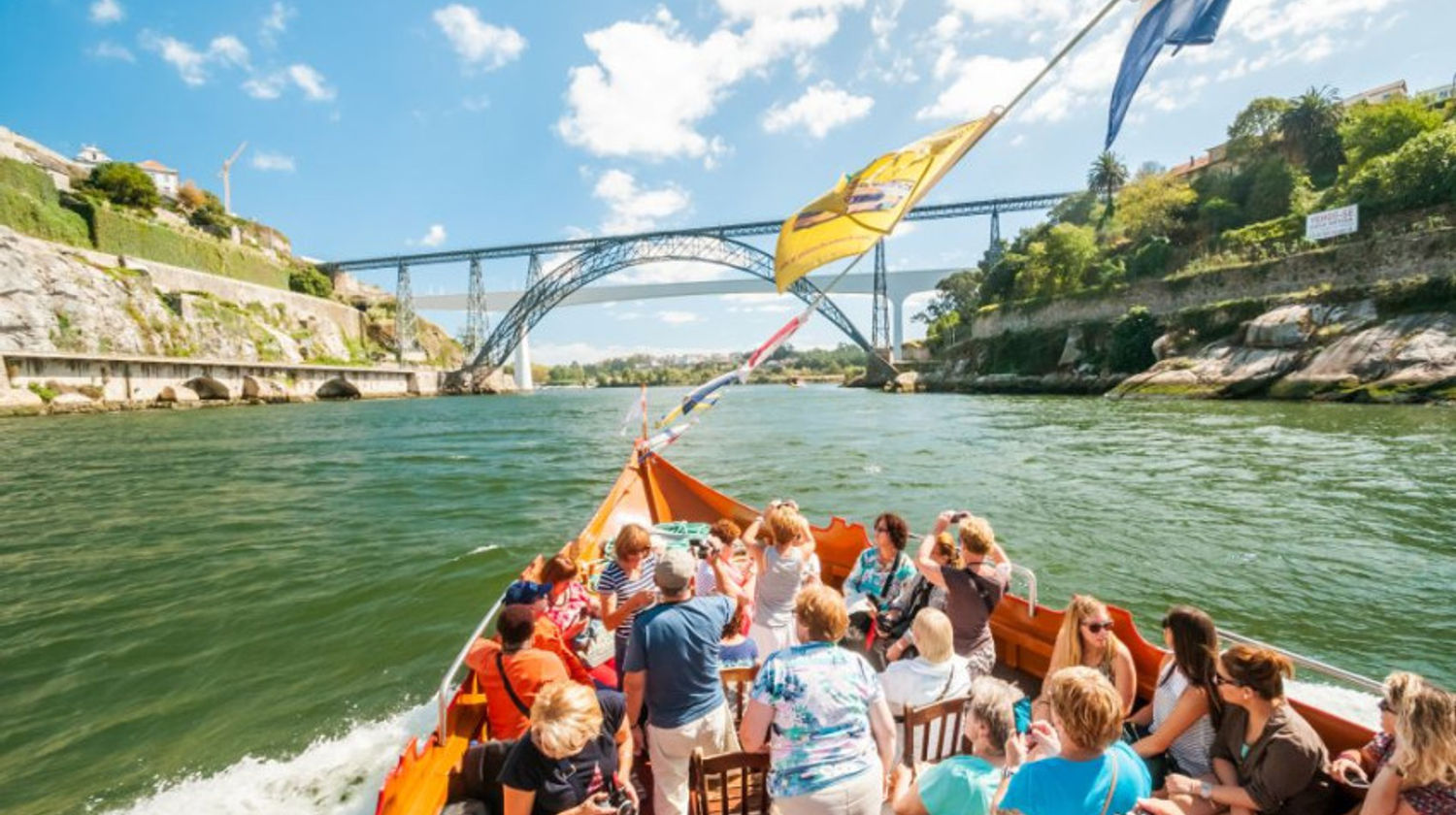<b>Panoramic Tour of Porto & Gaia, Wine Cellars, Tasting & 6 Bridges Cruise (Included)</b>