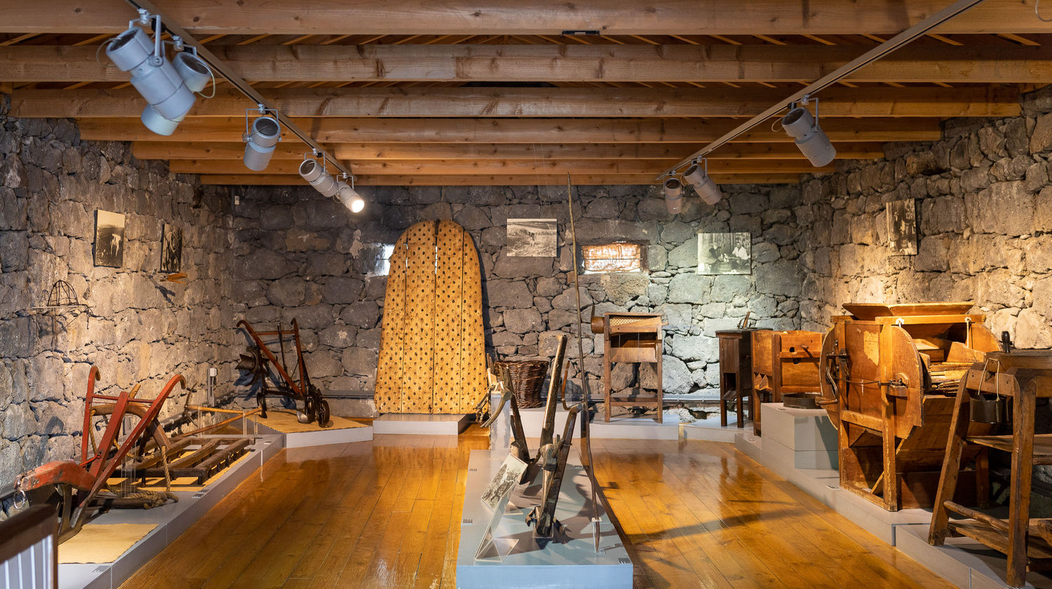 <b>Sunday: Half-Day Pico Island Tour (Included)</b>