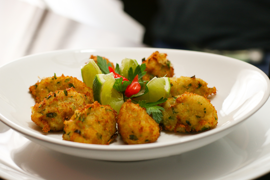 bolinhos-de-bacalhau-pastéis-de-bacalhau-prato-tradicional-português-lisboa