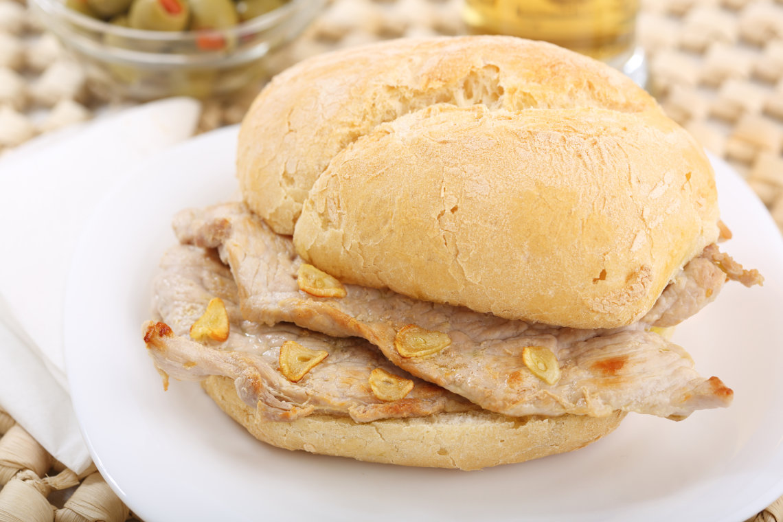 bifana-portuguesa-carne-bife-pão-comida-tradicional-portuguesa