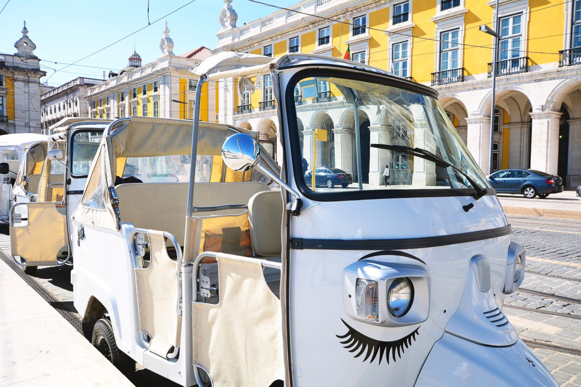 Típico TukTuk de Lisboa, Portugal tuk-tuk-amarelo-lisboa-tour-passeio-turistico-viagem