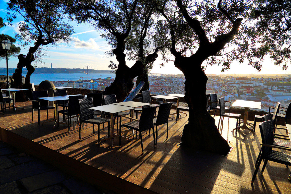 miradouro-do-castelo-de-são-jorge-muralha-cidade-lisboa-portugal
