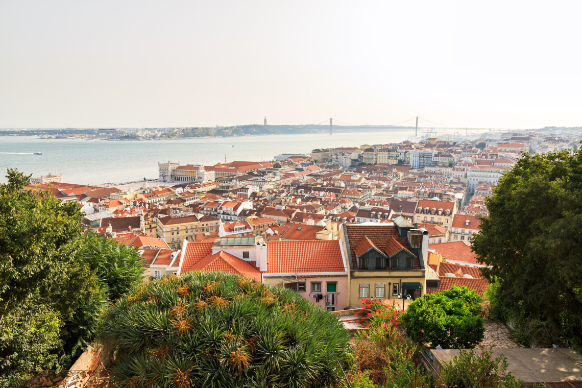 vista-paisagem-lisboa-portugal-baixa-lisboeta-estuário-rio-tejo-ponte-25-de-abril