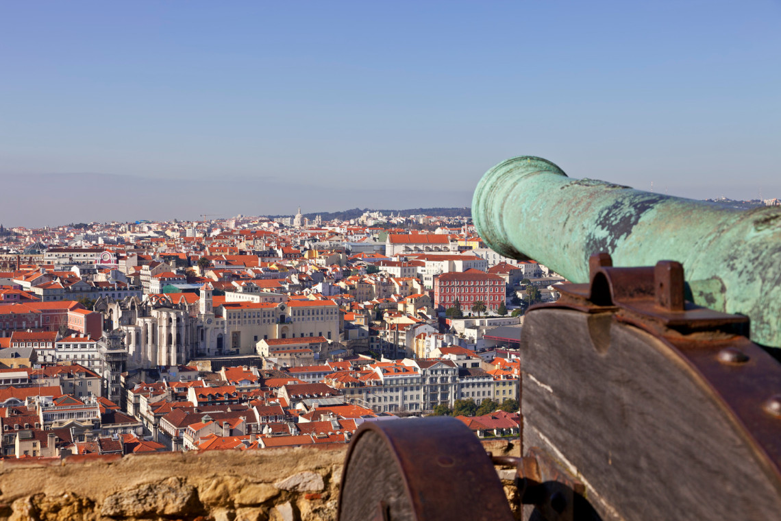 Vista do Castelo de São Jorge sobre Lisboa, Portugal castelo-de-são-jorge-lisboa-portugal-canhões