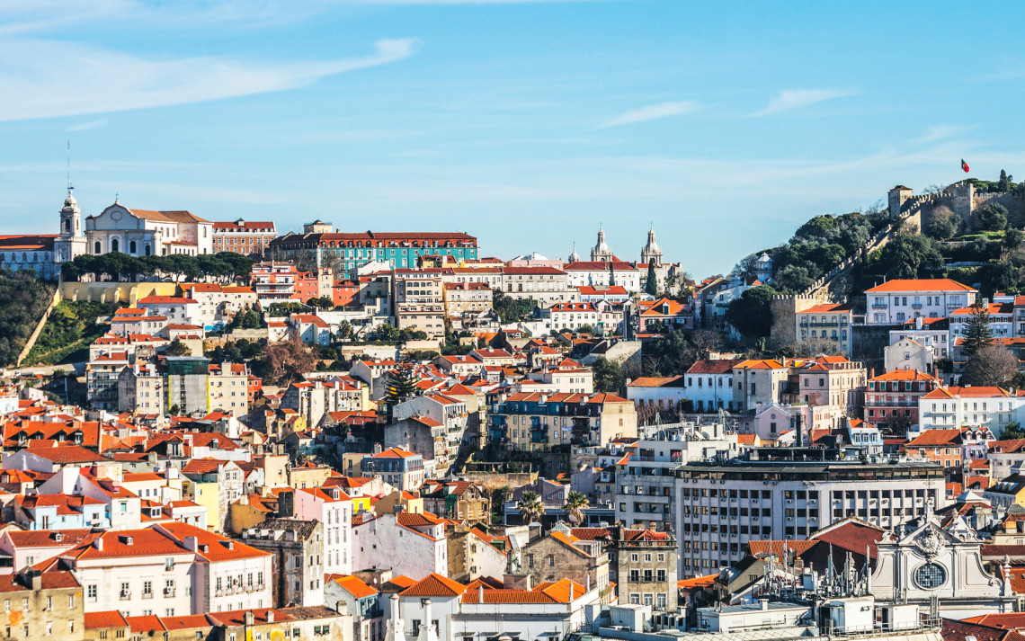 Vista do Miradouro de São Pedro de Alcântara em Lisboa, Portugal Miradouro-de-São-Pedro-de-Alcantara-Lisboa-Portugal