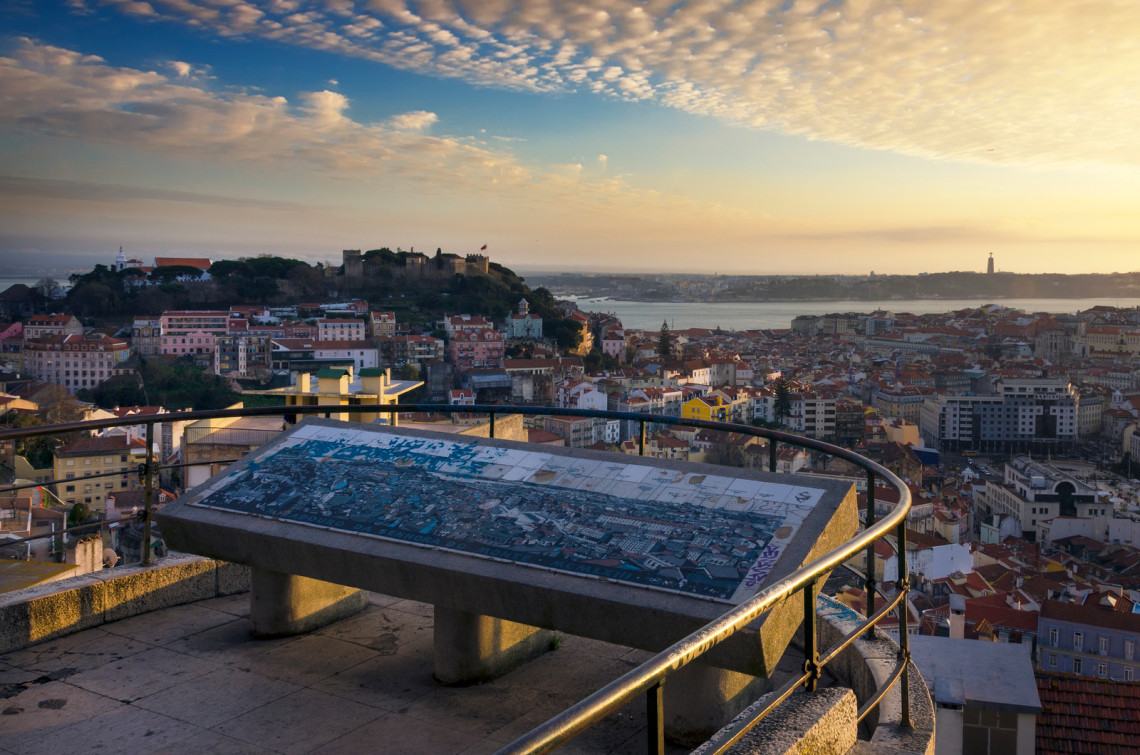 Miradouro da Nossa Senhora do Monte em Lisboa, Portugal miradouro-nossa-senhora-do-monte-em-lisboa-portugal-vista-paisagem-cristo-rei-castelo-de-são-jorge