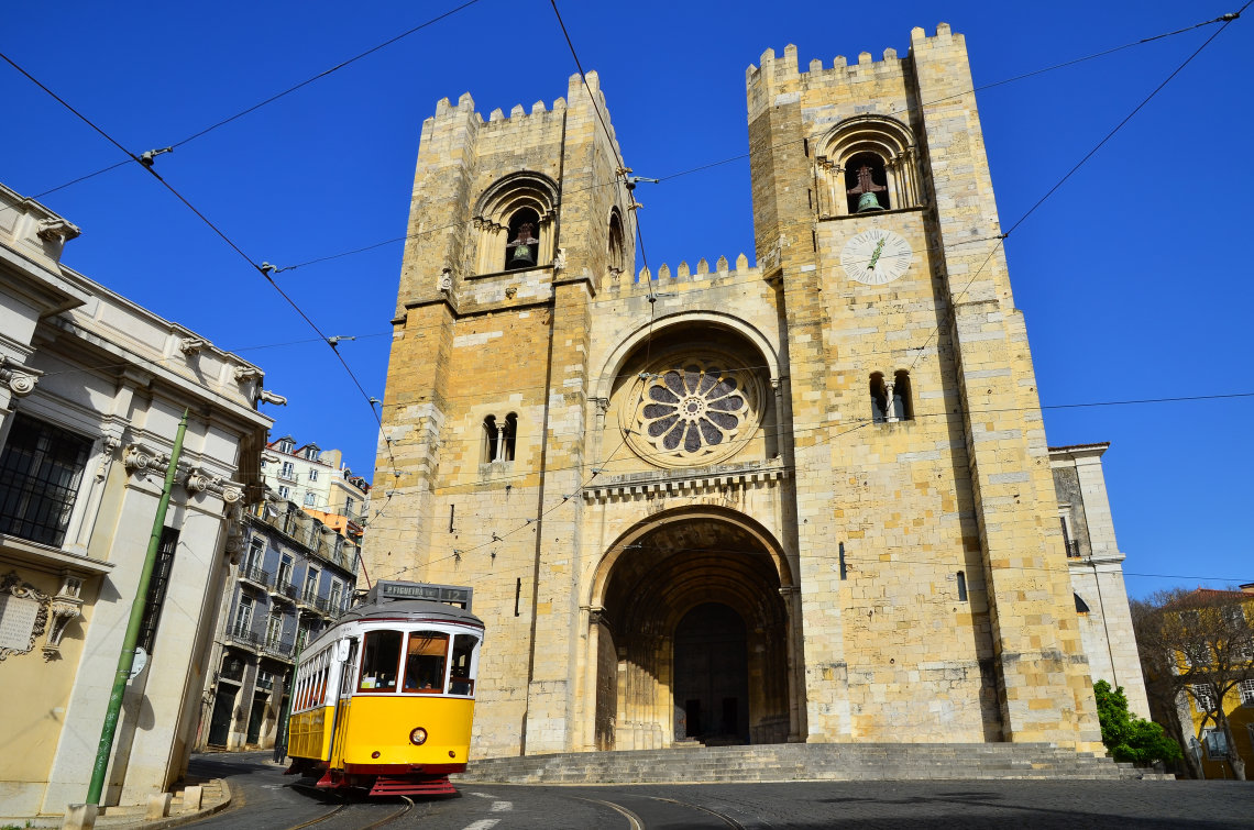 sé-catedral-lisboa-portugal-elétrico-amarelo-europa-viagem-destino-turístico