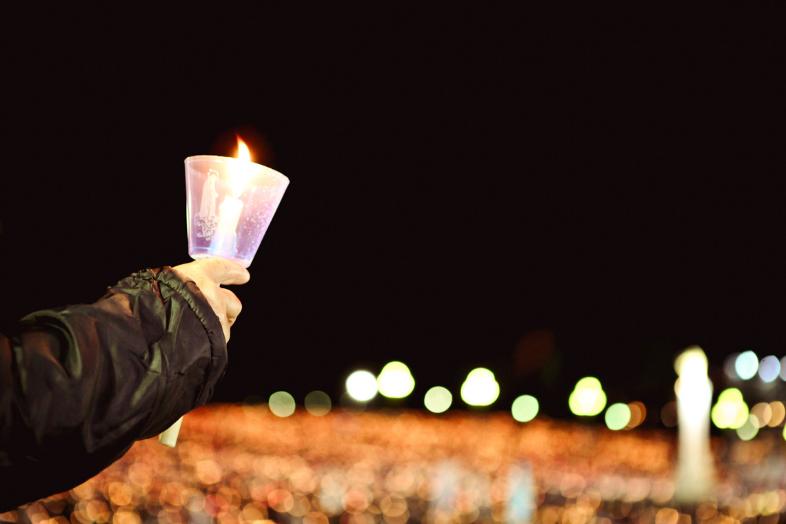 Procissão no Santuário de Fátima, Portugal velas-procissão-santuário-de-fátima-portugal
