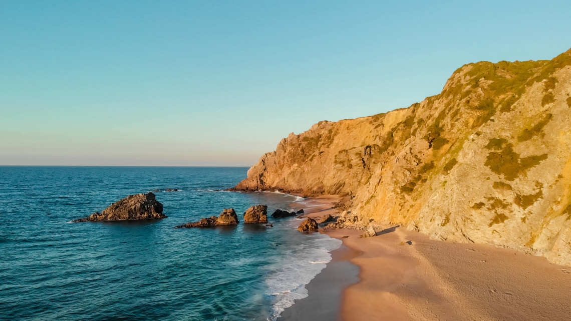 praia-da-adraga-sintra-portugal-costa-litoral