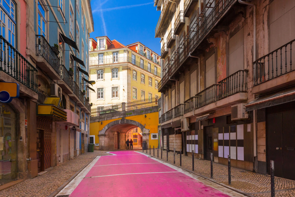 rua-cor-de-rosa-lisboa-portugal-bairro