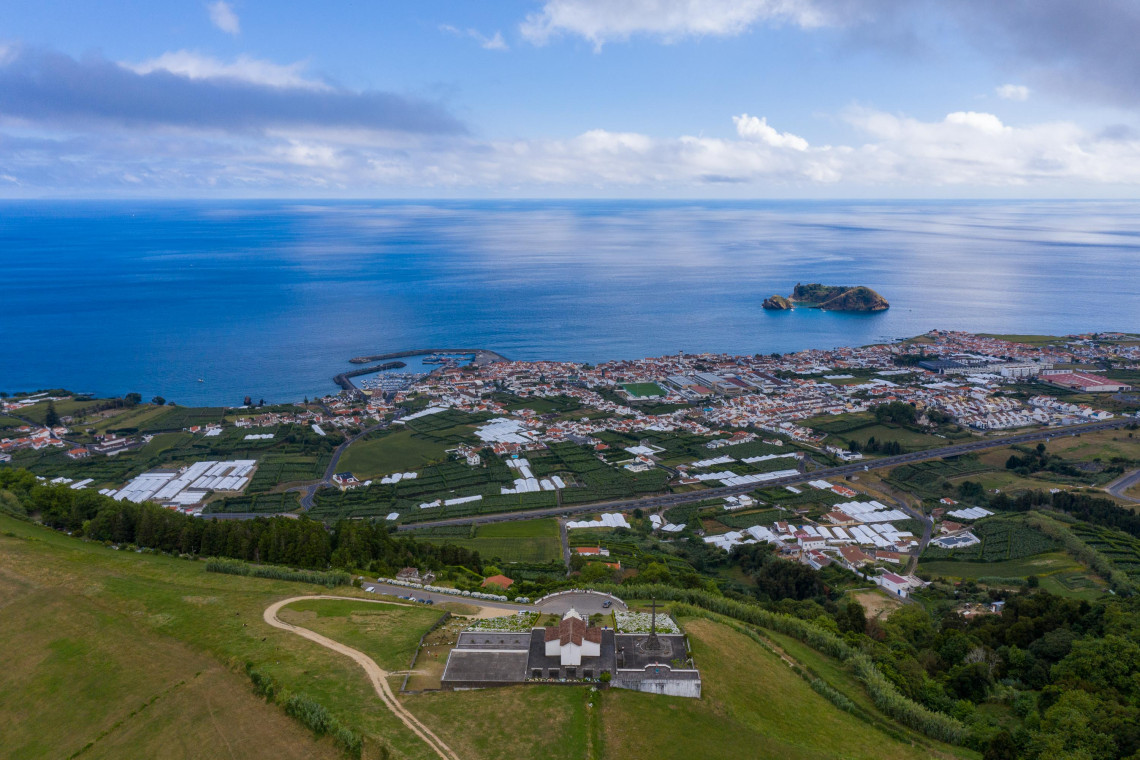 Nossa Senhora da Paz Viewpoint – Incredible Overlook of Vila Franca do Campo and Islet in São Miguel, Azores Aerial view from Nossa Senhora da Paz Viewpoint in São Miguel, Azores, overlooking Vila Franca do Campo, the islet, and the surrounding countryside.