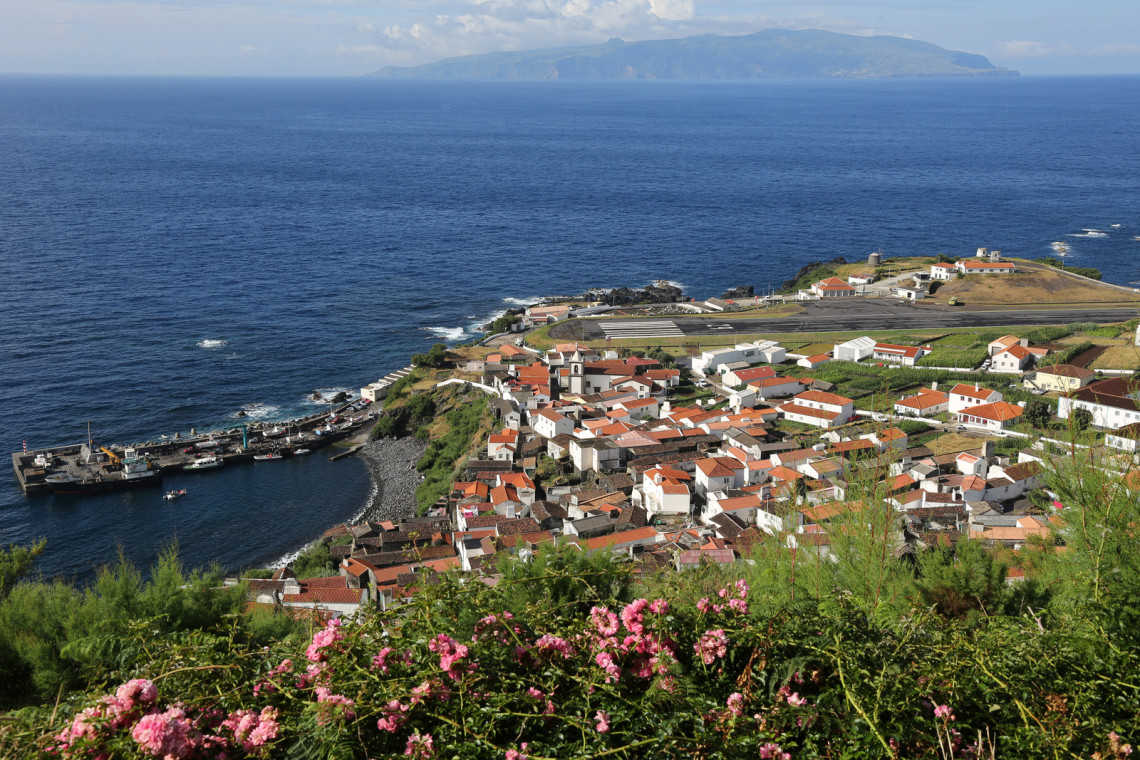 Vista aérea de la isla de Vila do Corvo, Azores dock-vila-do-corvo-island-azores-islands-archipelago-tourism-travel