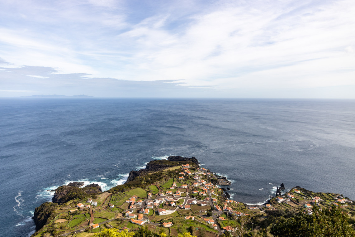 Point de vue de Fajã do Ouvidor sur l'île de São Jorge, Açores viewpoint-fajã-do-ouvidor-são-jorge-island-azores-archipelago-islands