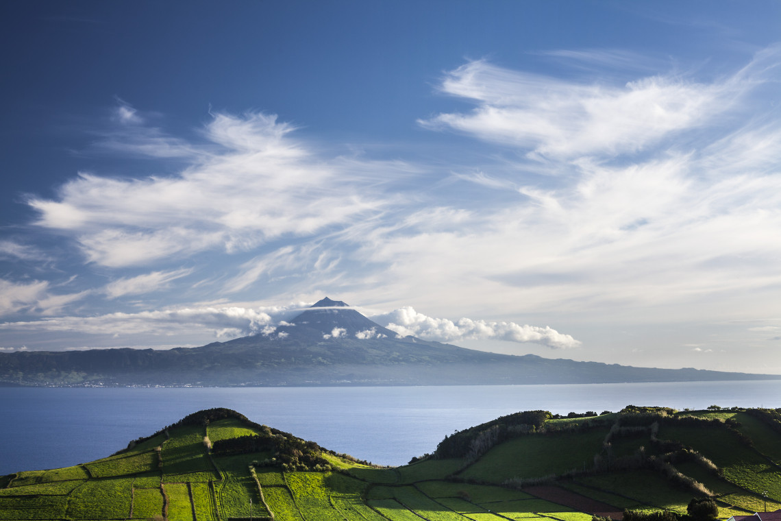 L'île de Pico vue de l'île de São Jorge, Açores pico-island-são-jorge-mountain-sea-ocean-green-pastures-camp-azores-islands
