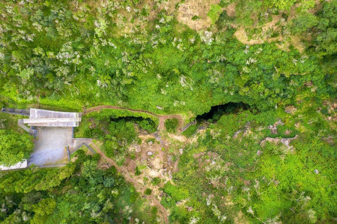 furna-do-exonfre-hiking-trail-volcanic-cave-in-graciosa-island-azores-islands-archipelago-portugal