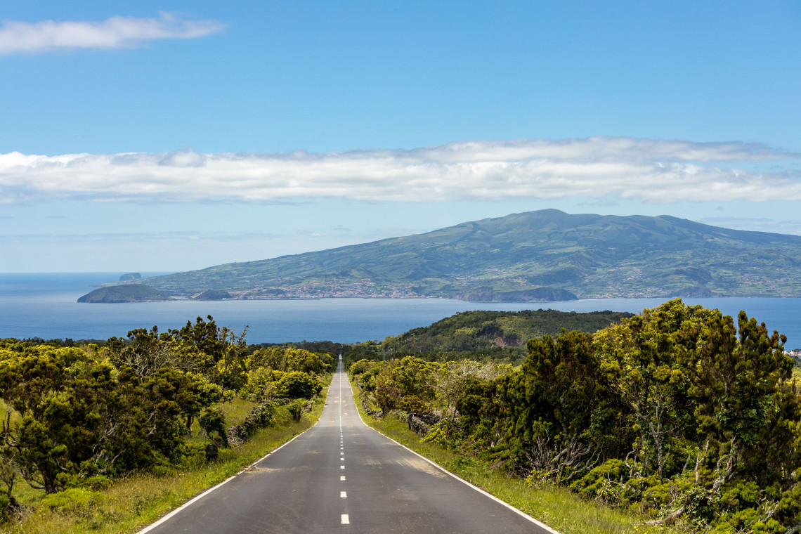 Estrada da Ilha do Pico com Vista para a Ilha do Faial, Açores Estrada da Ilha do Pico com Vista para a Ilha do Faial, Açores