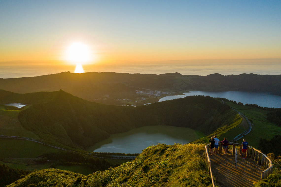 Pôr do sol a partir do Miradouro da Boca do Inferno, com as lagoas das Sete Cidades em São Miguel, Açores