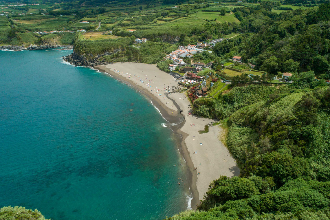 Praia dos Moinhos no Porto Formoso, Ilha de São Miguel, Açores