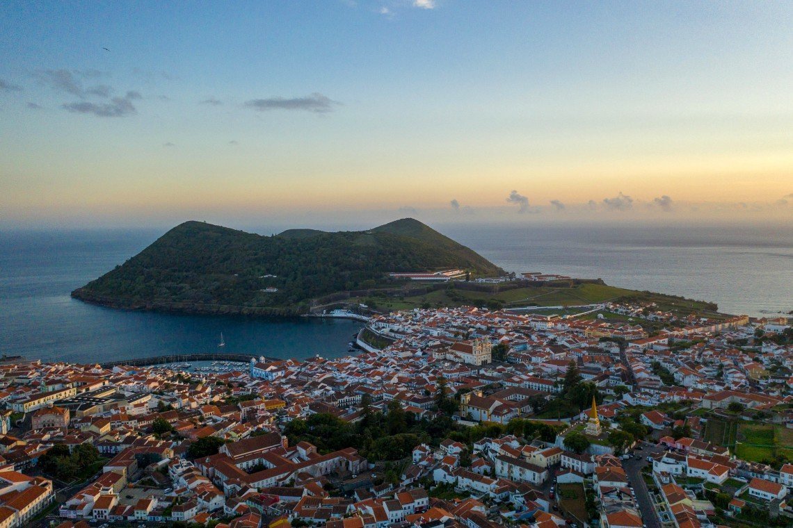 Natureza dos Açores: Angra do Heroísmo, Ilha Terceira, Açores Vista aérea sobre a cidade de Angra do Heroísmo e o Monte Brasil na Ilha Terceira, Açores, Portugal.