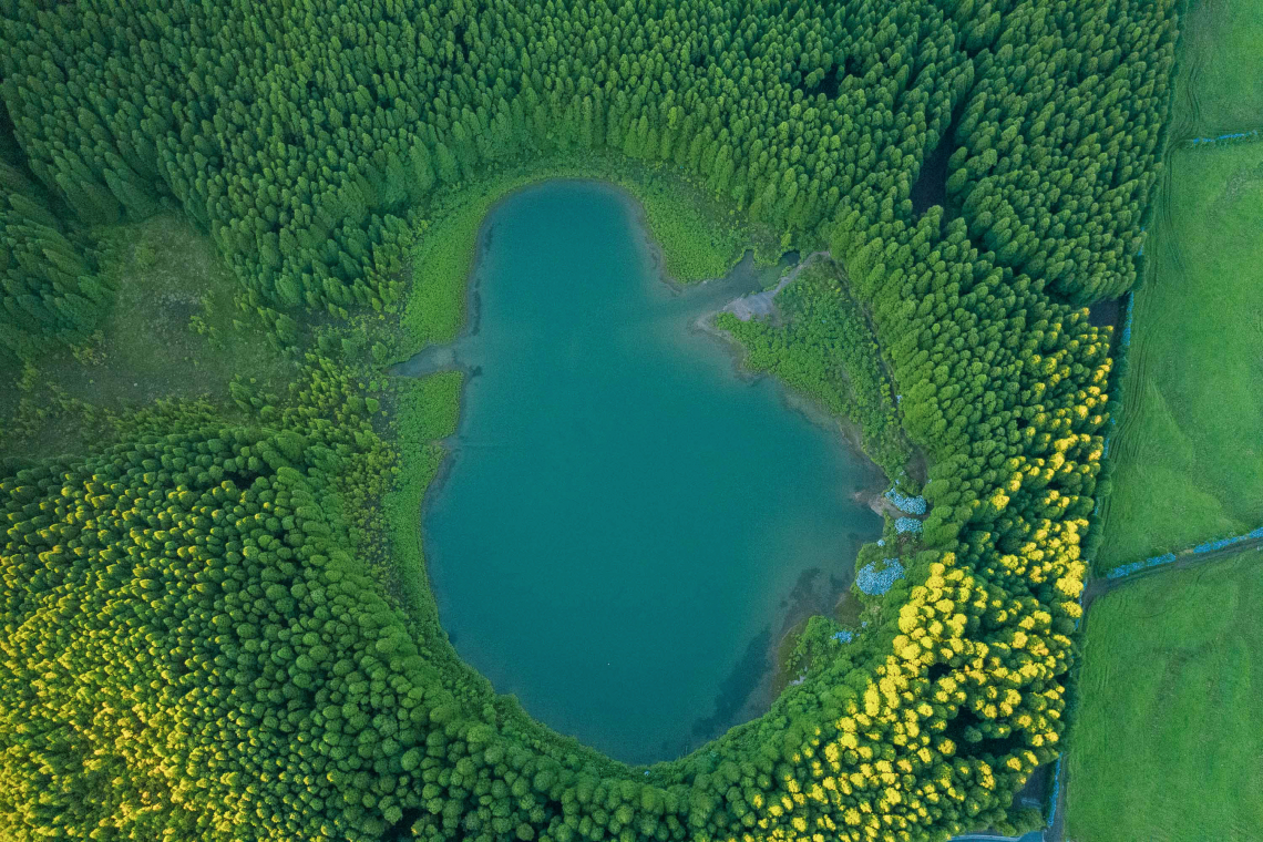 This snapchat logo shaped-lake is located in the same park of the Boca do Inferno viewpoint