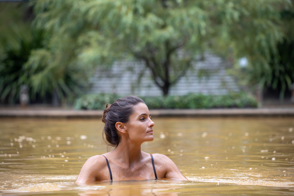 The iron-rich mineral waters gushing from the park's natural hot spring source are what lend this pool its yellowish color, but don't let its appearance put you off! The steamy temperatures hover between 35ºC to 40ºC (95ºF to 104ºF) making it the perfect place for a relaxing soak after a vigorous hike or day of sightseeing.