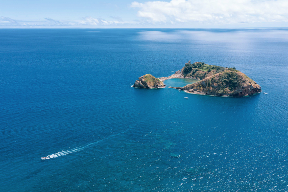 A picturesque nature reserve located approximately 1km off the coast, the Ilhéu de Vila Franca features a salt water inlet created by volcanic crater 