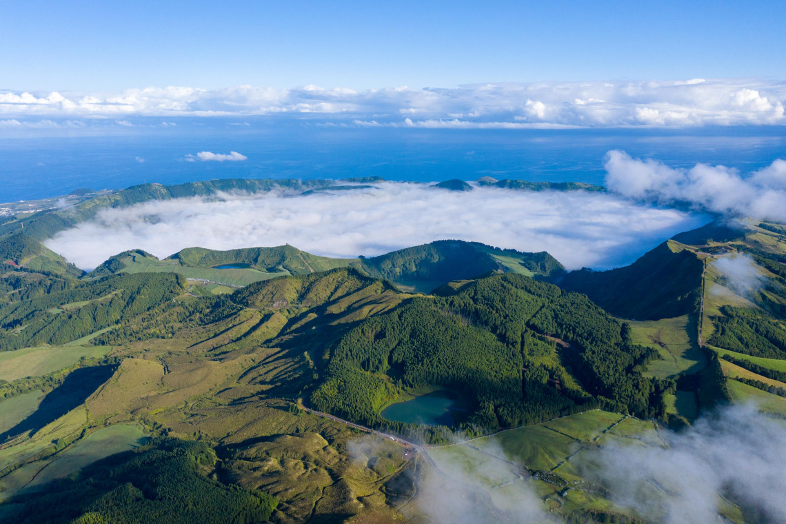 Vista Aérea das Sete Cidades e das Suas Lagoas, Ilha de São Miguel, Açores Vista Aérea das Sete Cidades e das Suas Lagoas, Ilha de São Miguel, Açores