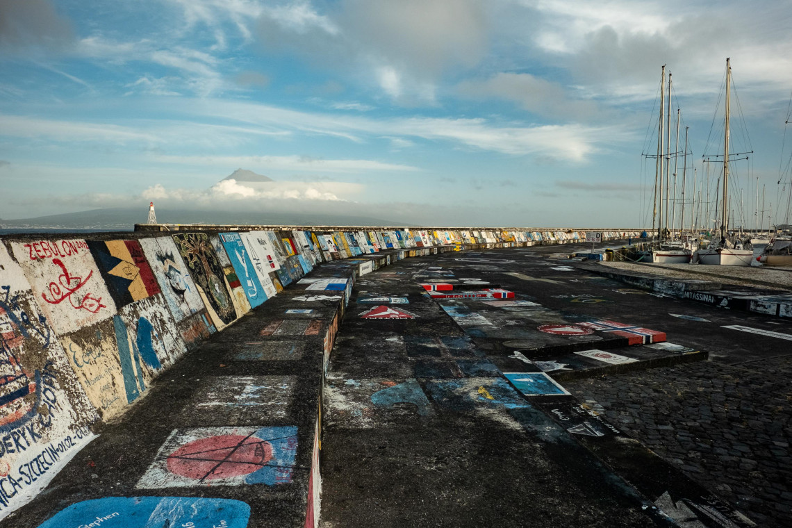 Pinturas náuticas na Marina da Horta, Ilha do Faial, Açores, Portugal. Pinturas náuticas na Marina da Horta, Ilha do Faial, Açores, Portugal.