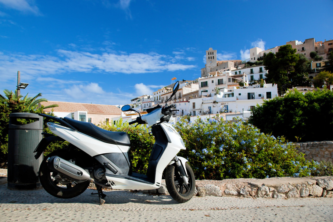 Scooter e Panorama de Ibiza Espanha scooter-and-panorama-of-ibiza-spain