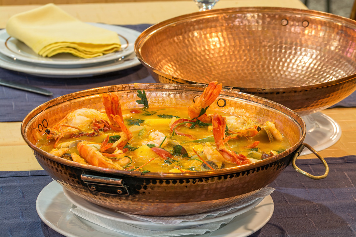 seafood-cataplana-marisco-algarve-portugal-traditional-dish-portuguese-cuisine-gastronomy