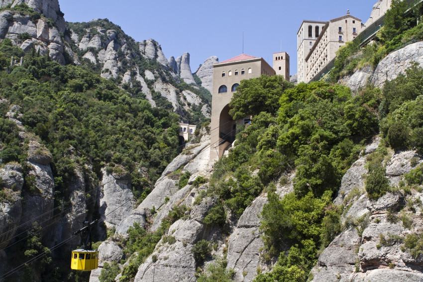 Sightseeing: Montserrat Afternoon Tour with Cog-Wheel Train and Priority Access to the Black Madonna