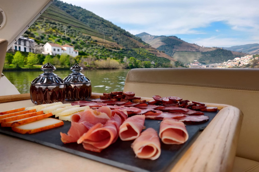 Yatch: Private Boat with Tapas and Port Wine