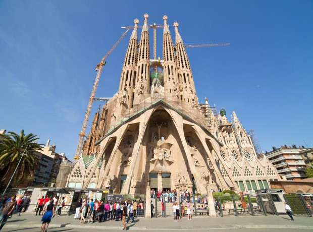 Land Tours: Sagrada Familia and Park Güell Guided Tour