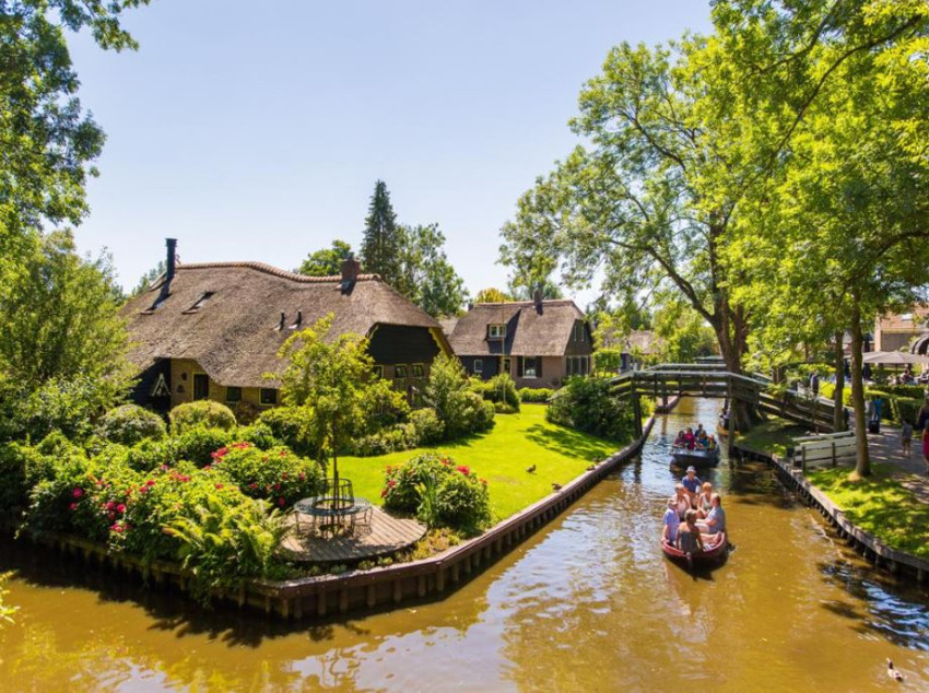 Sightseeing Tours: Giethoorn the Dutch Venice & Enclosing dike