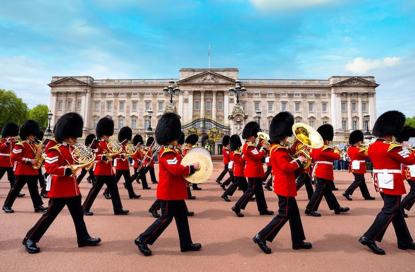 Sightseeing Tours: St Paul's Cathedral & Changing of the Guard Tour + Cruise